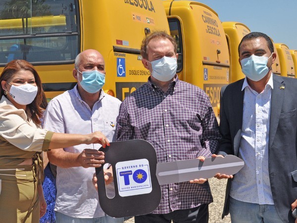 Governo do Tocantins promove segunda etapa da entrega de ônibus escolares e beneficia mais 28 municípios
