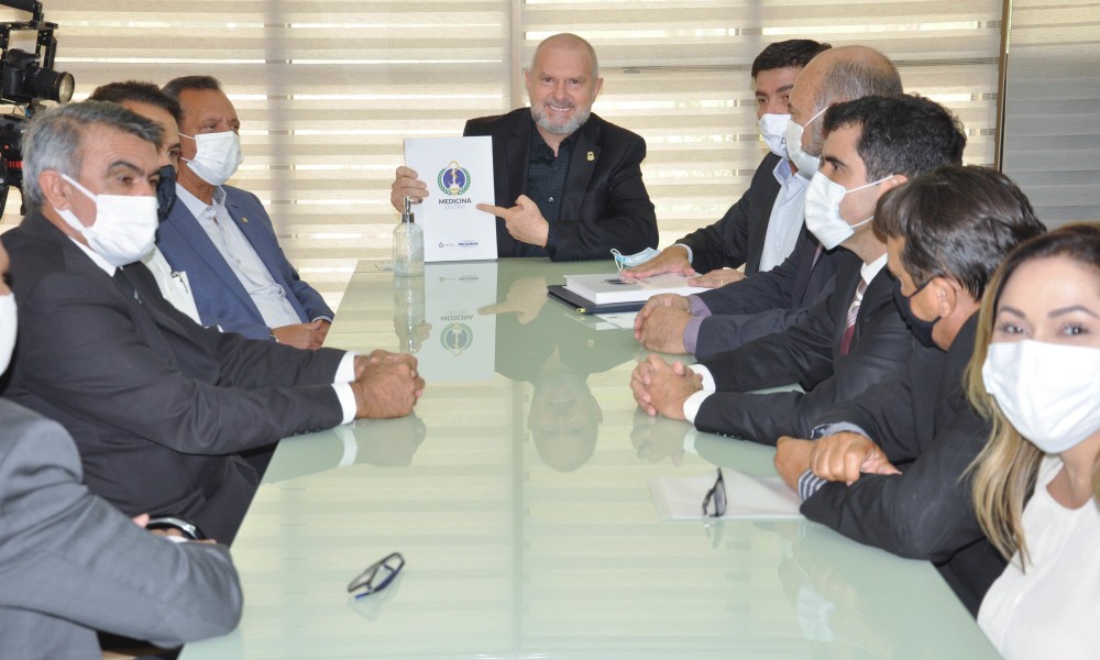 Governador Carlesse recebe projeto pedagógico e libera emendas para curso de Medicina no Bico do Papagaio