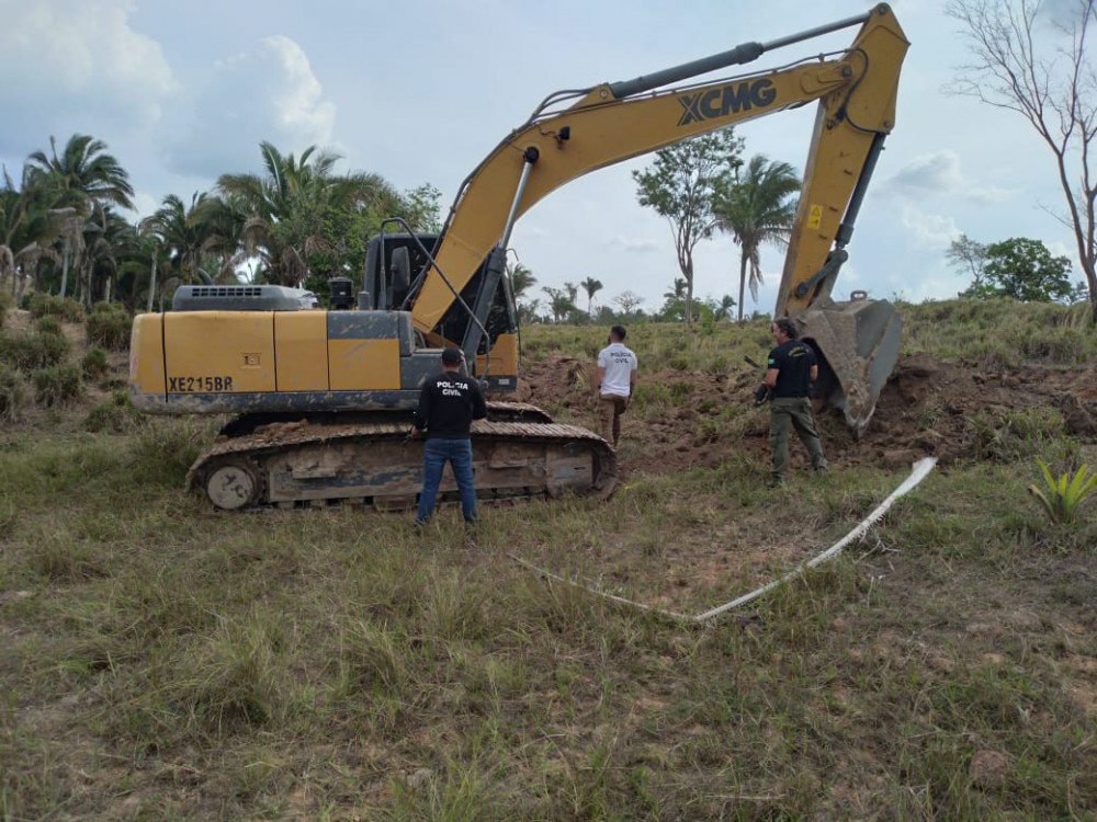 Retroescavadeira do Município de Augustinópolis é flagrada em propriedade particular