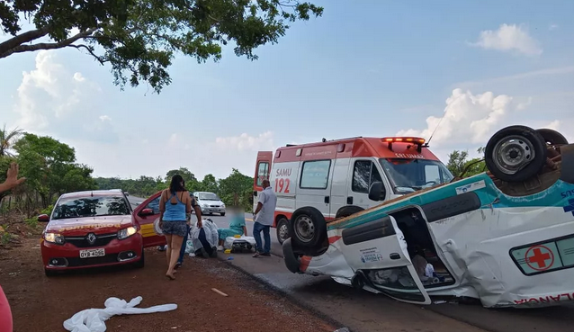 Ambulância que levava paciente com coronavírus para Palmas capota em rodovia