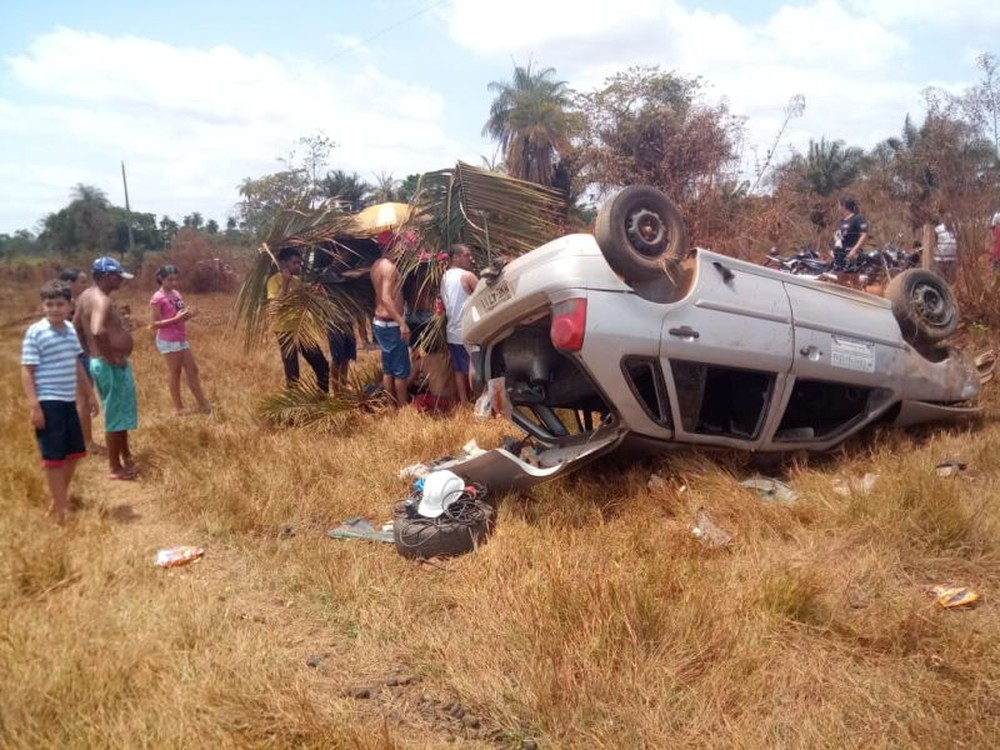 Capotamento em estrada vicinal, adolescente de 15 anos é arremessado de veículo
