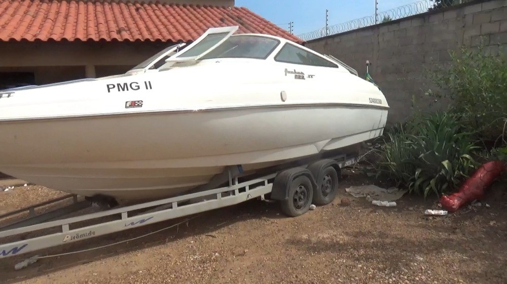 Em operação integrada contra o tráfico de drogas, forças de segurança efetuam 14 prisões e apreendem drogas, veículo blindado, moto e até lancha