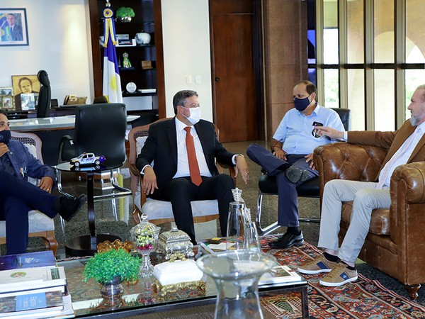 Governador Mauro Carlesse recebe visita de deputados federais liderados por Arthur Lira