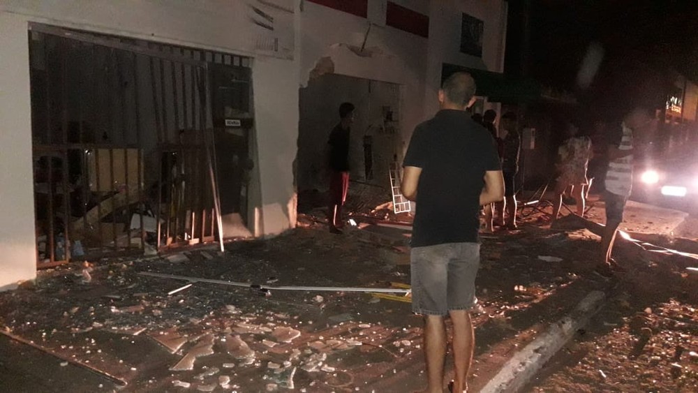 Criminosos atiram em viaturas da PM e explodem banco e Correios no norte do TO