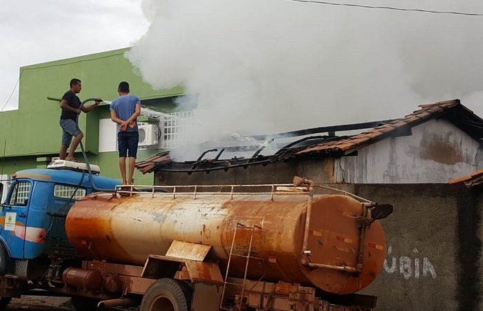 Incêndio destrói depósito da Secretaria Municipal de Educação de Praia Norte