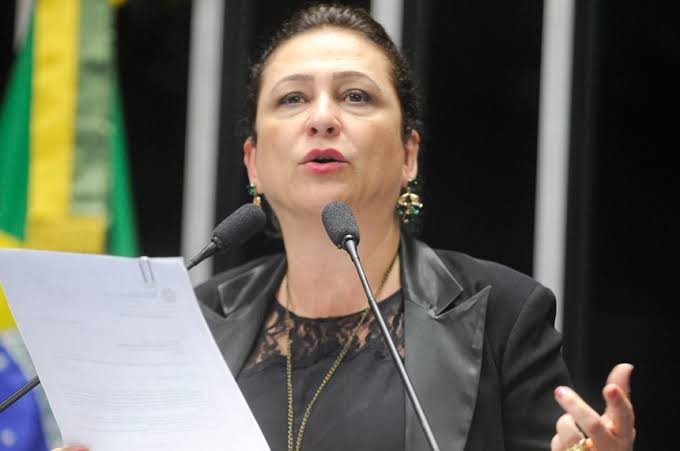 Em carta ao Papa, Kátia Abreu pede vacinas e apoio a medidas sanitárias no Brasil