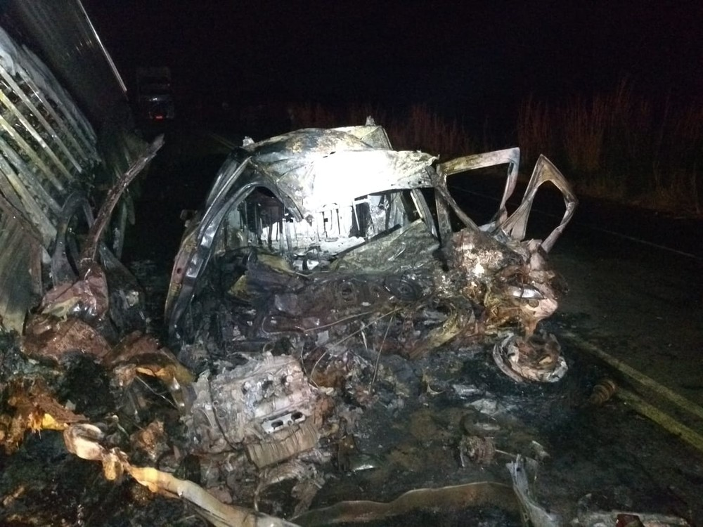 Acidente em BR-153 deixa mulher carbonizada