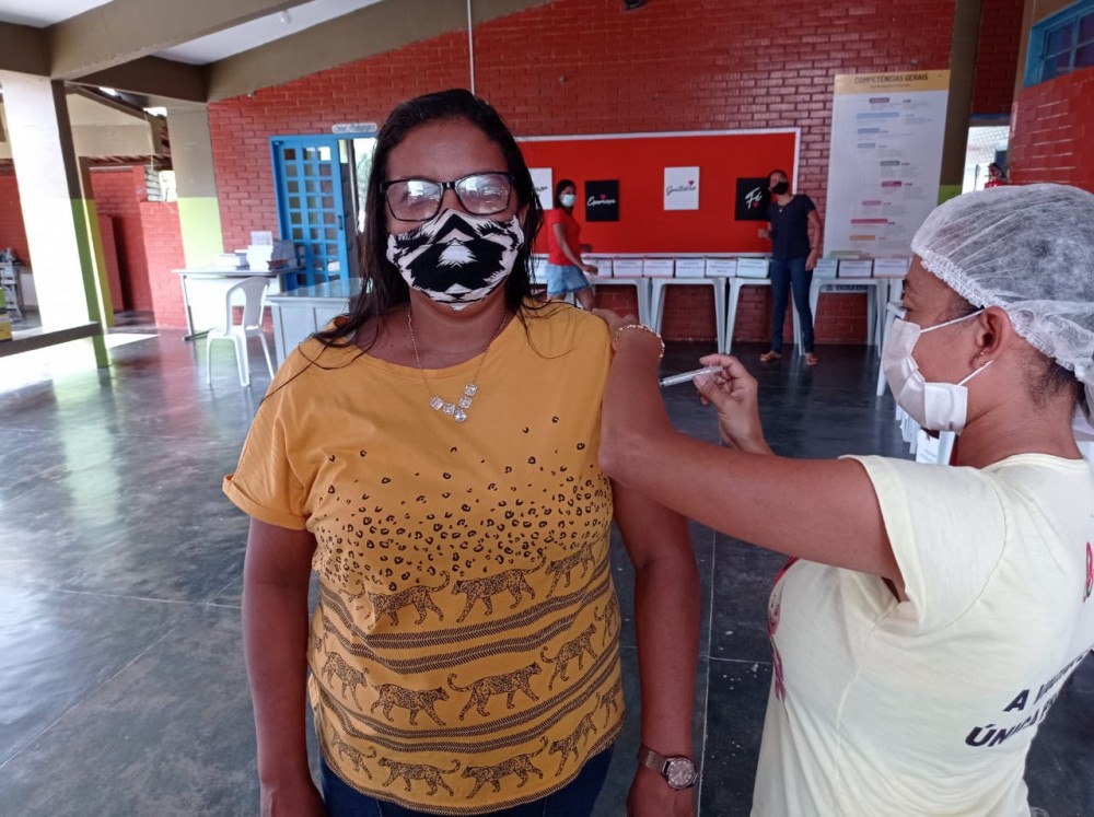SERVIDORES DA ESCOLA ESTADUAL SAMPAIO COMEÇAM A SER VACINADOS CONTRA A COVID 19
