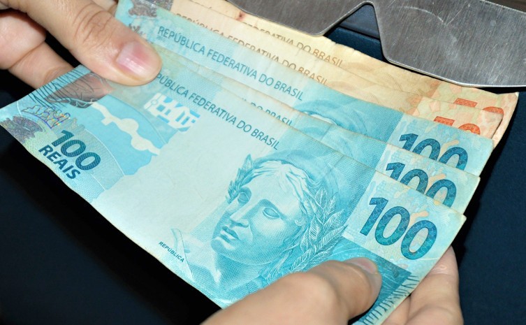 Governo do Tocantins adianta salário de servidores e pagamento começa nesta quinta, 24