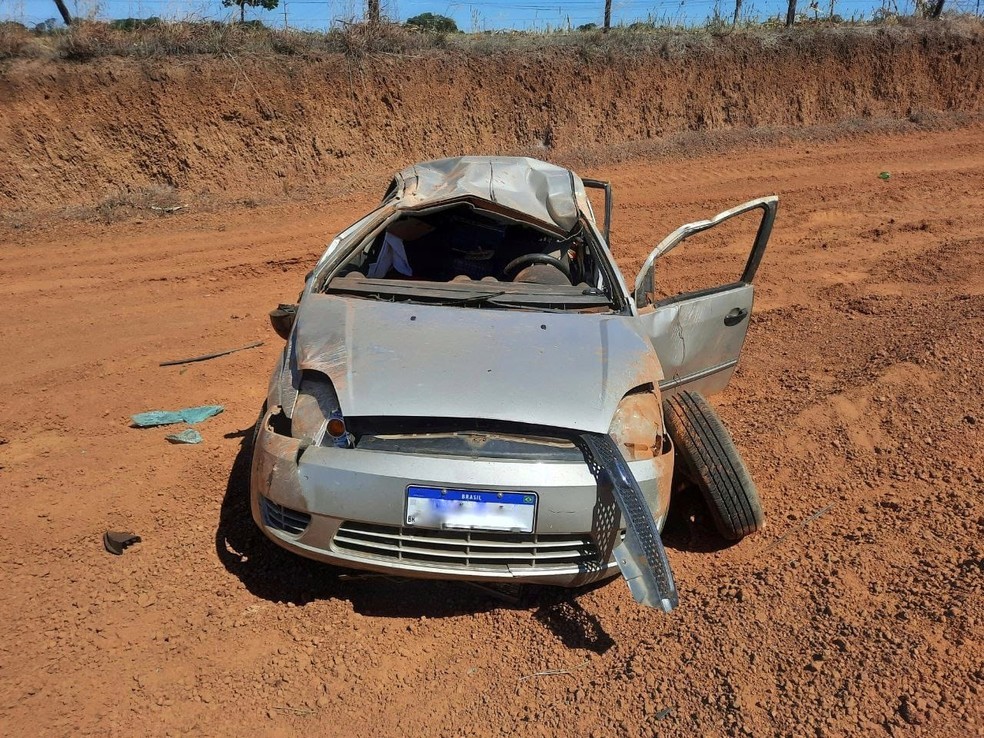 Criança morre e outras três pessoas da mesma família ficam feridas após carro capotar na BR-242