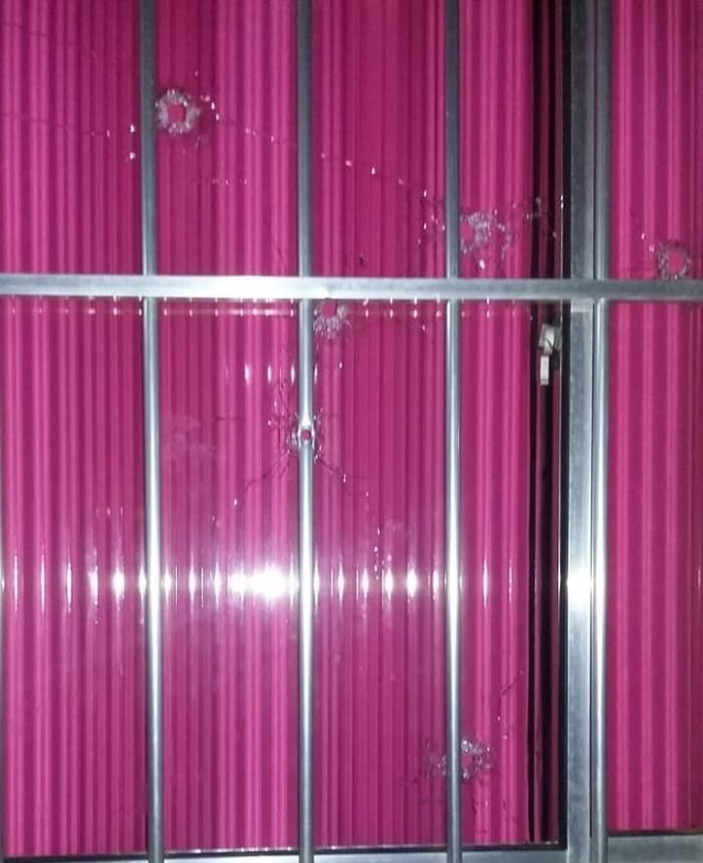 Após troca de ofensas em rede social, vereador acusa prefeito de atirar em sua residência