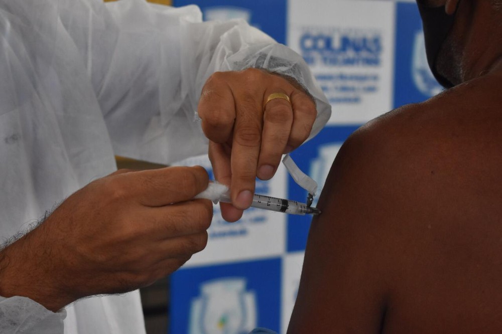 TO chega a 15% da população completamente vacinada após mais de seis meses do início da campanha