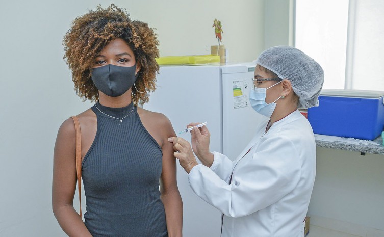 Primeira dose da vacina contra a covid-19 já foi aplicada em 50% da população tocantinense