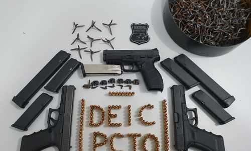 Polícia Civil apreende drogas e pistolas de calibre restrito e alto poder de fogo