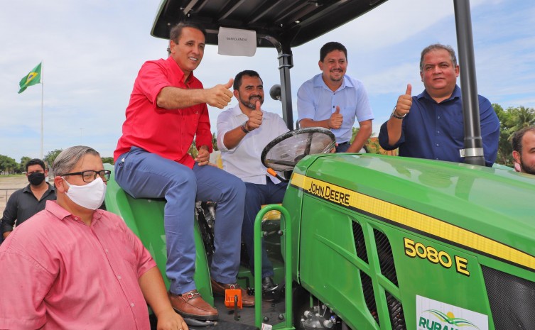 Com apoio de parte da bancada federal, Governador Wanderlei Barbosa entrega tratores a prefeitos tocantinenses