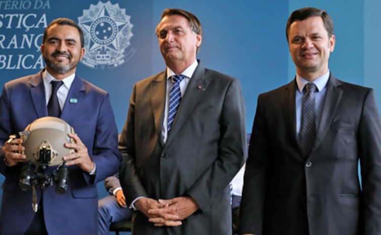 Governador Wanderlei Barbosa recebe das mãos do presidente Bolsonaro mais de R$ 3 milhões em equipamentos para a segurança pública do Tocantins