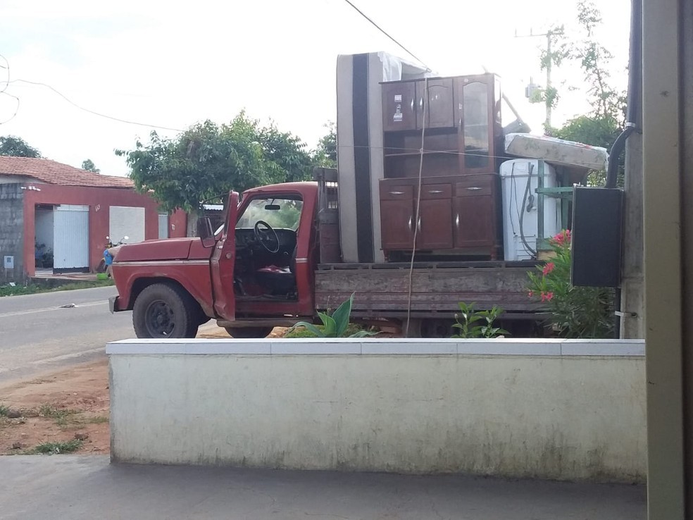 Famílias começam a voltar para casa após nível do rio baixar em São Miguel do Tocantins
