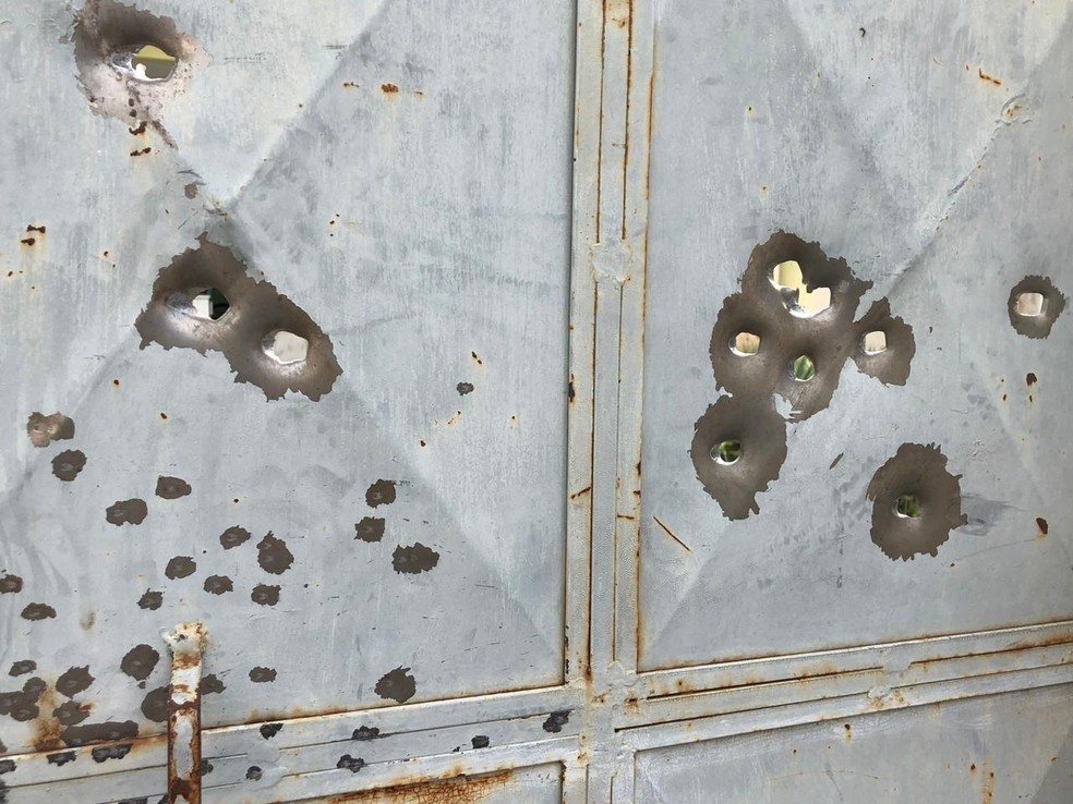 Criminosos explodem agência bancária e metralham posto policial