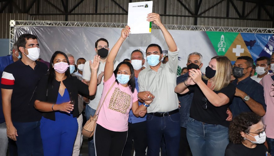 Governador Wanderlei Barbosa entrega títulos de propriedade urbana no setor Jardim Taquari e atinge a marca de 1973 documentos emitidos em Palmas