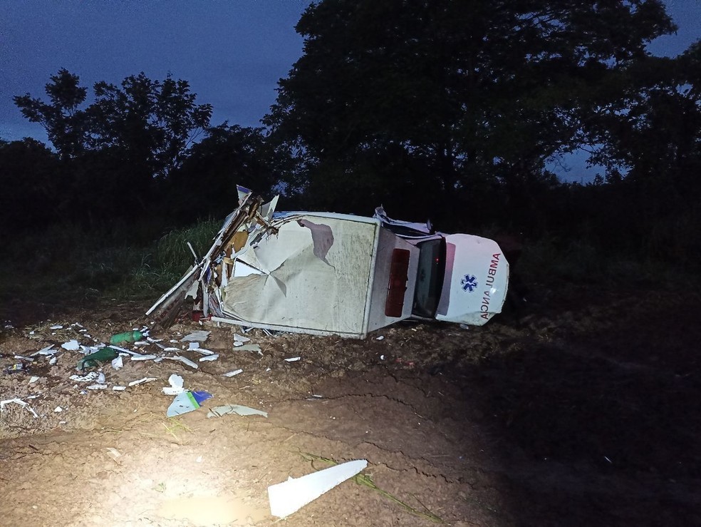 Acidente com ambulância deixa um morto e dois feridos