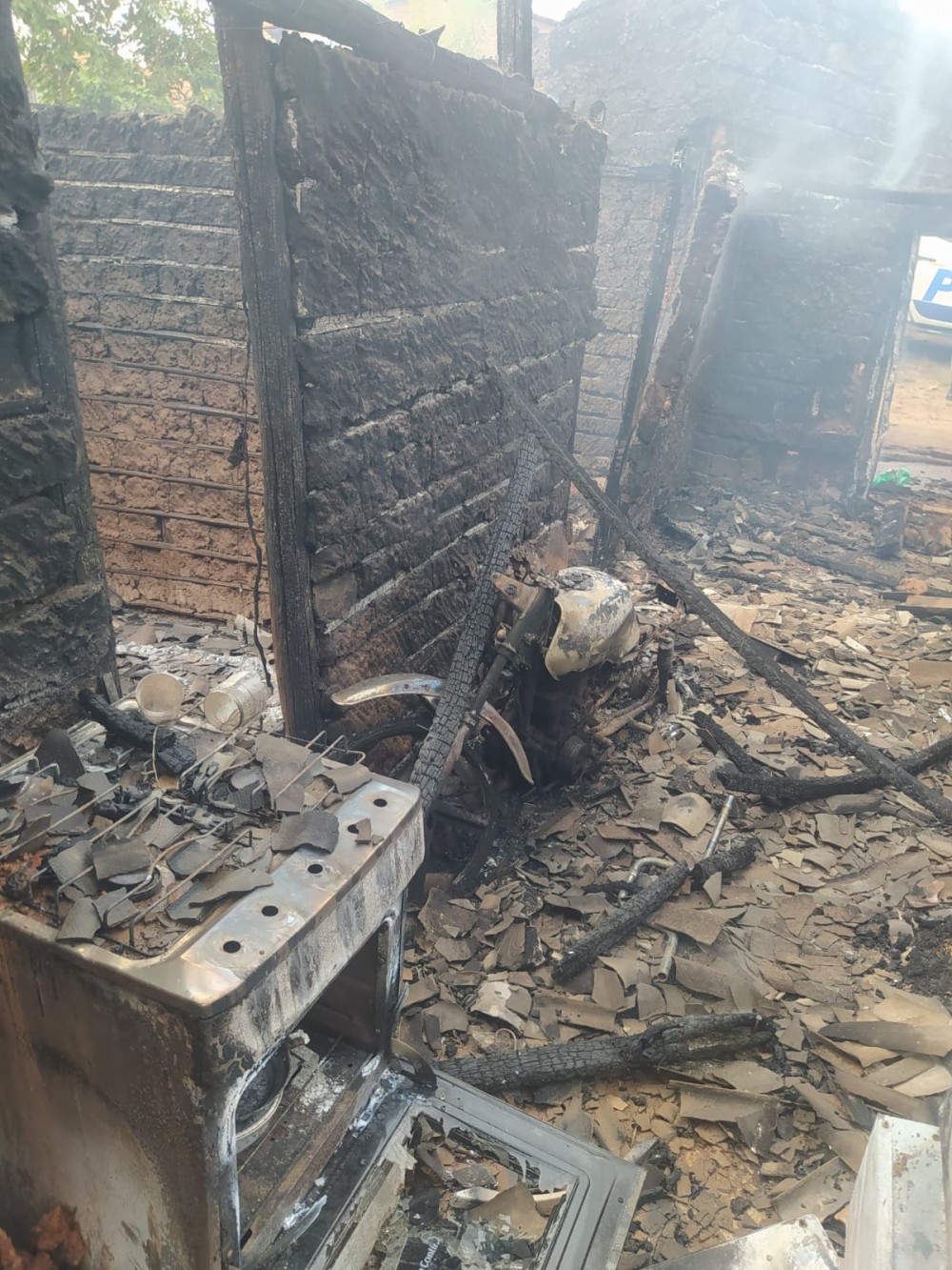 Mulher ateia fogo na casa do ex-companheiro após furtar celular