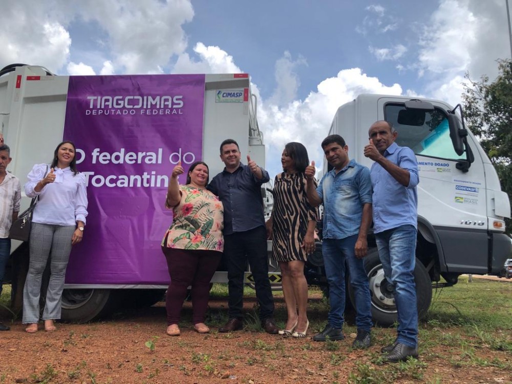 Tiago Dimas entrega caminhões compactadores de lixo, tratores e casa de farinha móvel