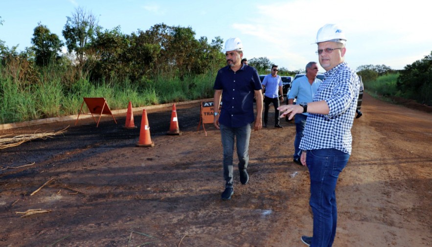 Governador Wanderlei Barbosa vistoria obra de reconstrução asfáltica da TO-348 que liga Luzimangues a Barrolândia