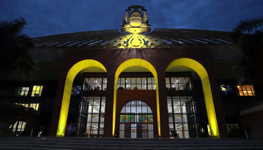 Palácio Araguaia ganha iluminação especial em alusão a campanha Maio Amarelo, que busca reduzir acidentes no trânsito