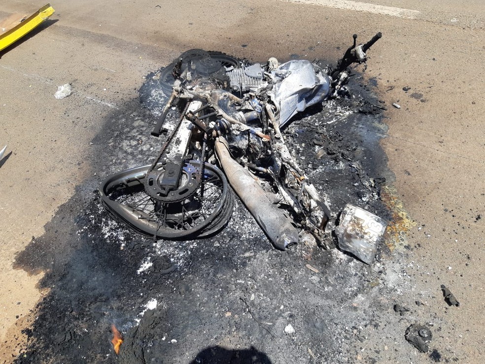 Ônibus na contramão causa acidente e mata motociclista na no MA