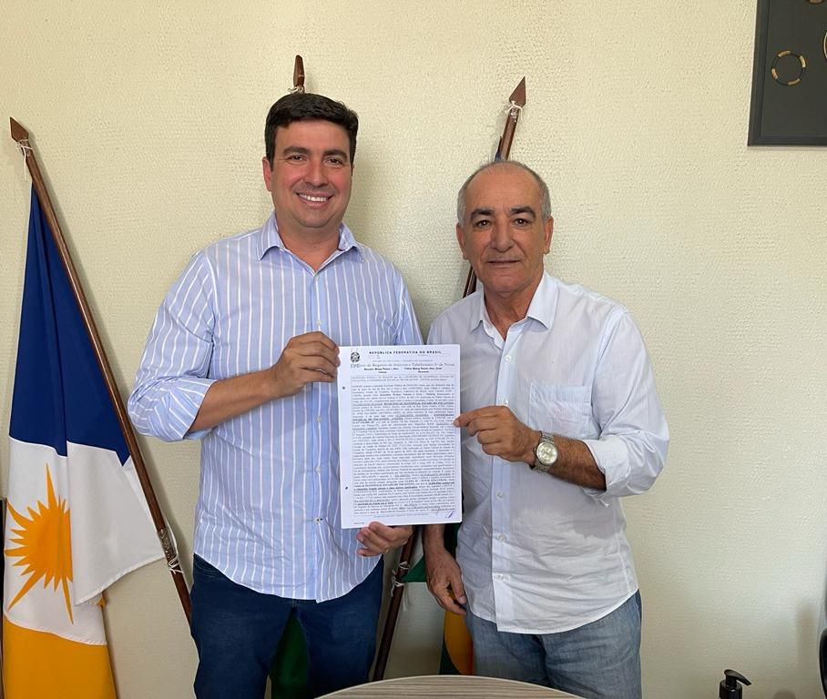Reitor Augusto Rezende recebe escritura de terreno para construção de câmpus em Dianópolis