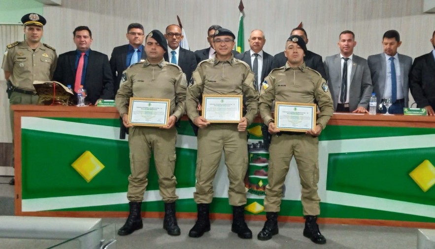 Policiais militares recebem homenagens da câmara de vereadores por salvar criança engasgada, em Araguatins