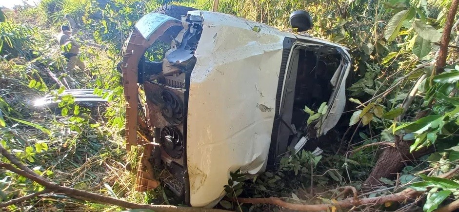 Casal morre após carro capotar e entrar em matagal