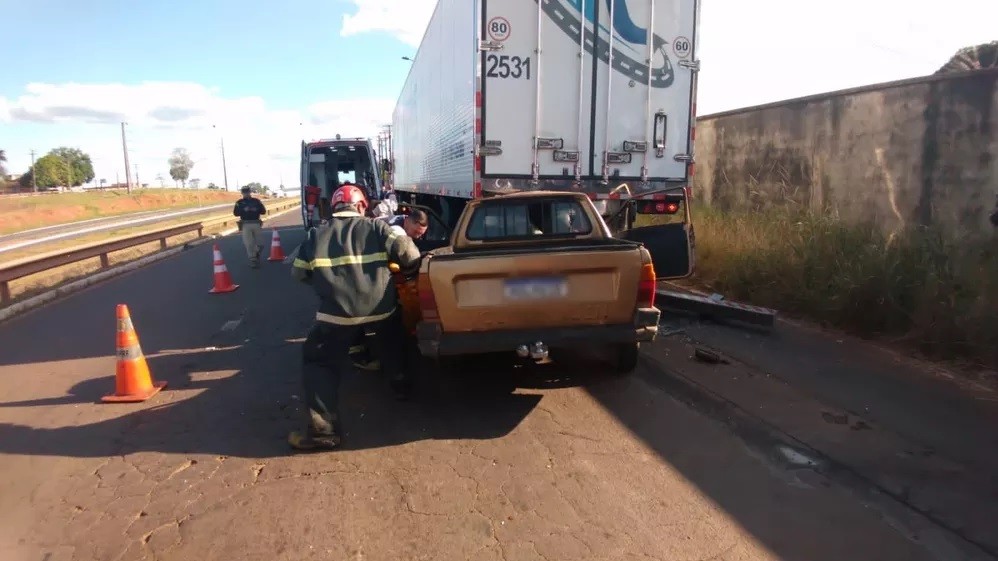 Motorista fica preso às ferragens após carro atingir traseira de carreta na BR-153