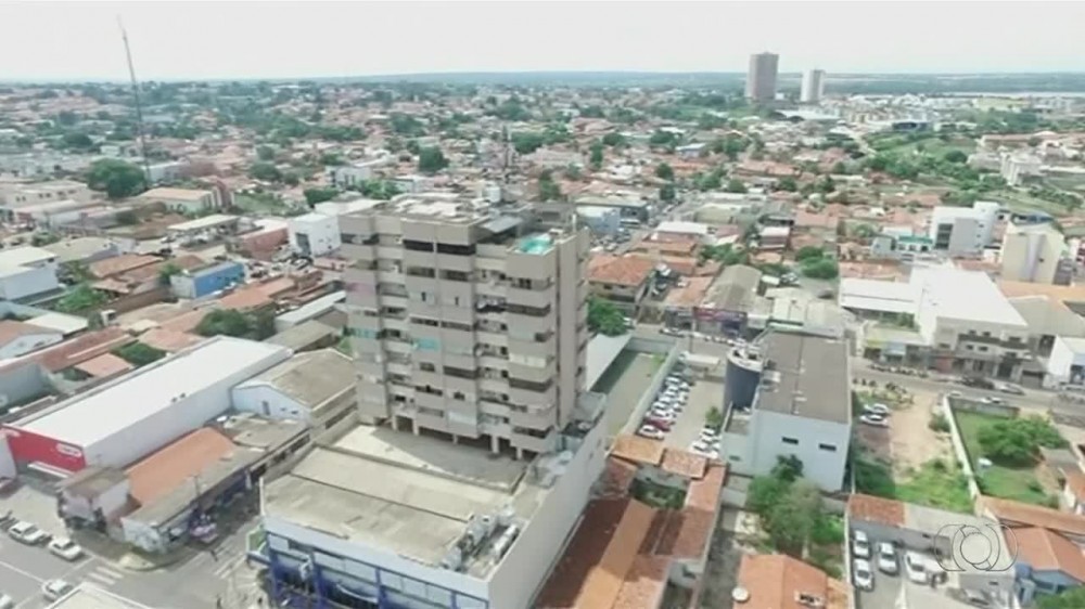 Adolescente é suspeita de dar à luz em banheiro e matar a própria filha após esconder gravidez