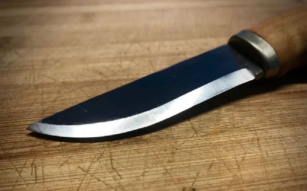 Mãe e filha são encontradas mortas a golpes de faca dentro de casa