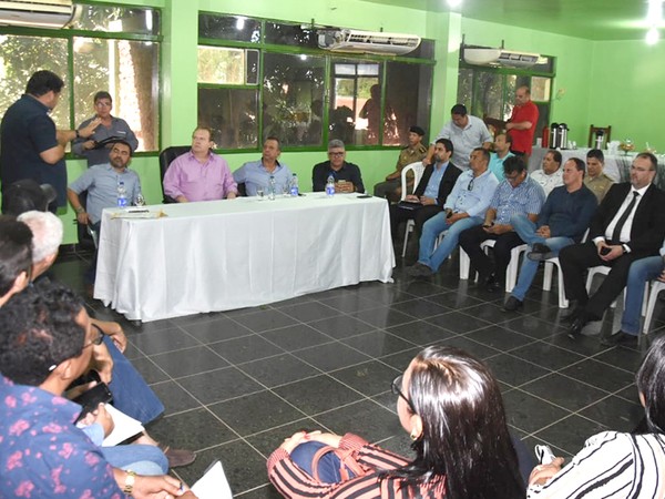 Governador Carlesse debate prioridades com prefeitos da região do Bico do Papagaio