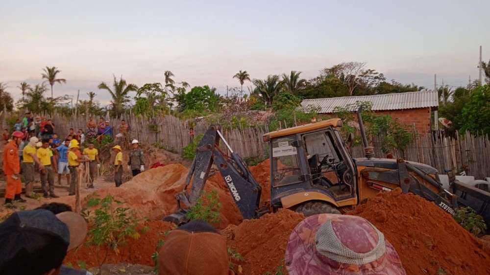 Praia Norte - Homem de 24 anos, morre soterrado em acidente e é retirado com ajuda de retroescavadeira
