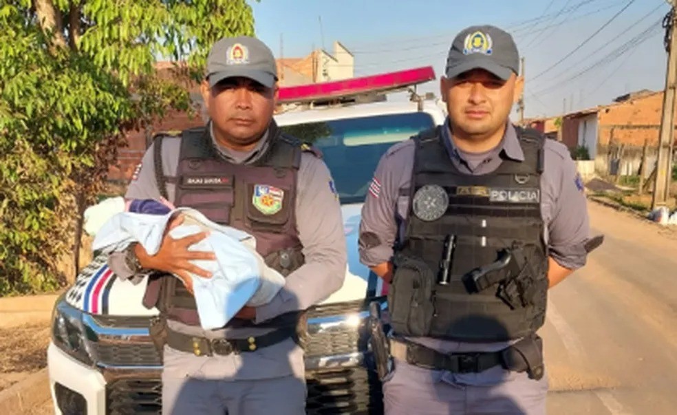 PMs salvam bebê de apenas 25 dias que se engasgou durante a amamentação em Imperatriz