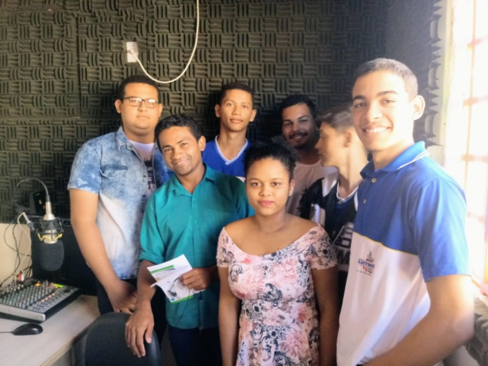 ALUNOS DO COLÉGIO MANOEL VICENTE, VISITAM OS ESTÚDIOS DA RÁDIO FM FÊNIX