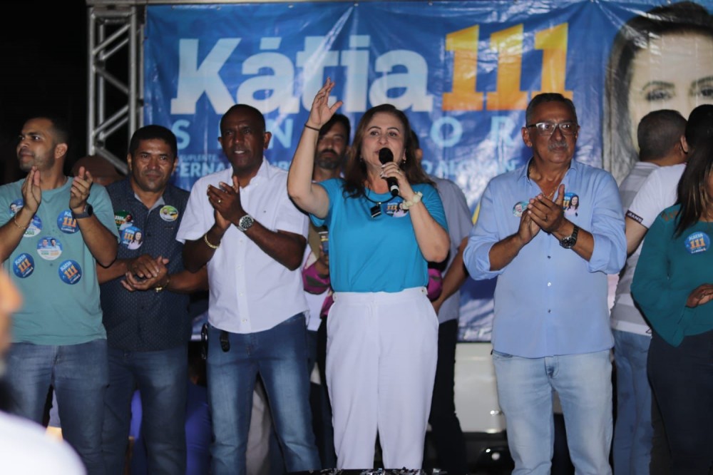 Na inauguração de comitê em Araguaína, lideranças locais reforçam trabalho e força da Senadora Kátia: 