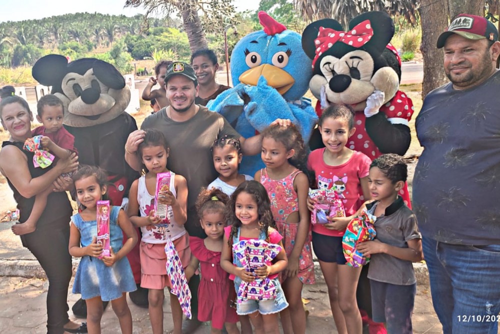 CARRASCO BONITO - Doutor Robson realiza ação social de doações de brinquedos no dia da criança