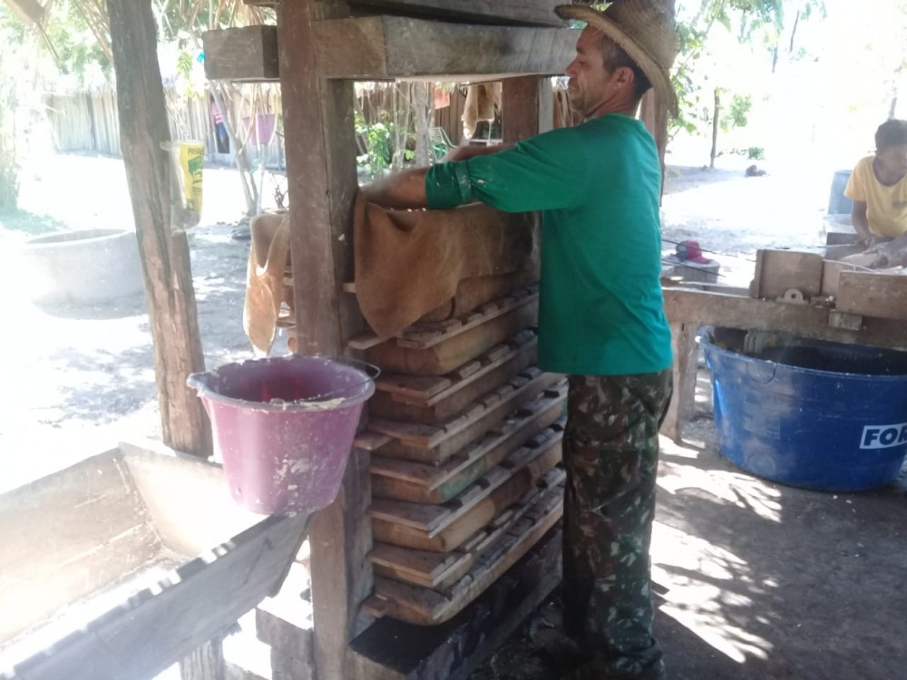 PESQUISADORES DA UFNT AJUDAM ACAMPADOS A CONSTRUIR CASA DE FARINHA EM CARRASCO BONITO