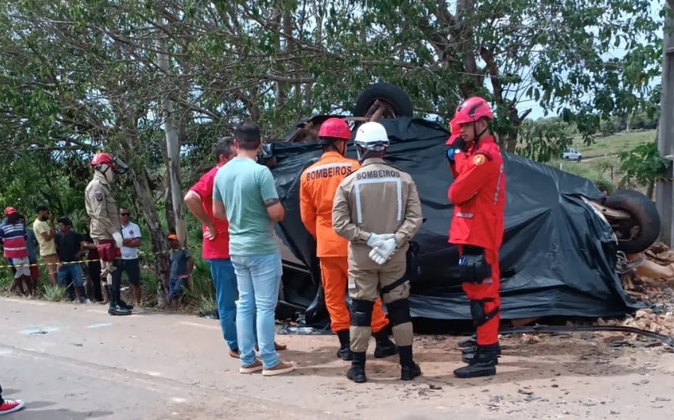 Batida entre veículo e caminhonete deixa quatro mortos