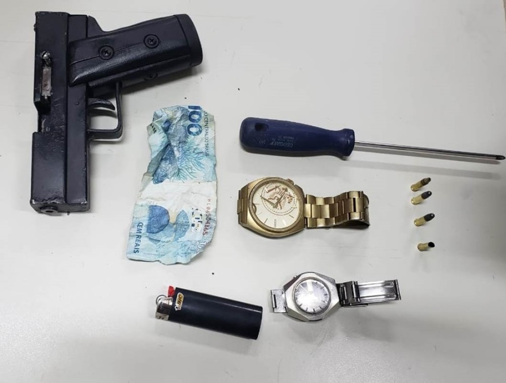 Suspeito é preso pela PM enquanto trafegava com arma de fogo na garupa de motocicleta