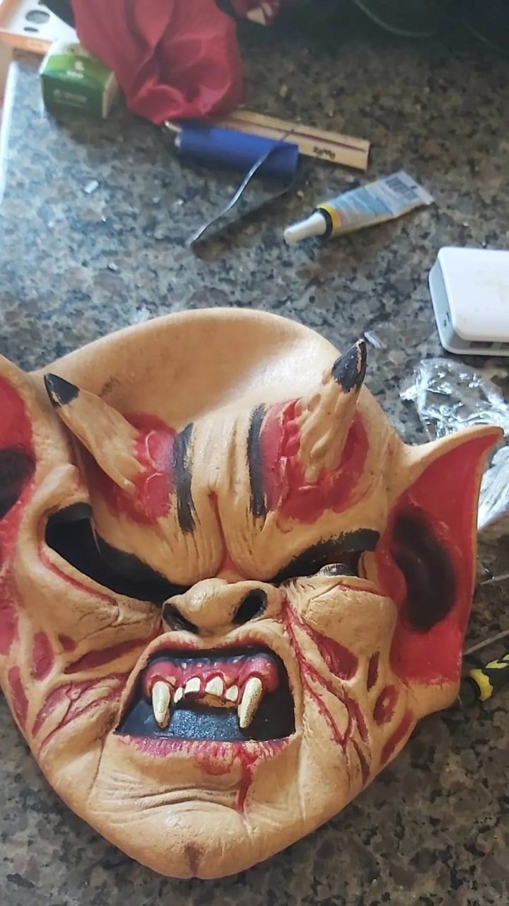 Jovem suspeito de cometer série de assaltos usando uma máscara de monstro é preso em Araguaína