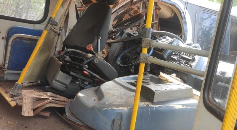 Duas vítimas de batida envolvendo ônibus escolares seguem internadas