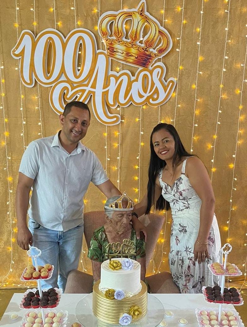 Carrasco Bonito - Pioneira dona Maria de Jesus comemora 100 anos, prefeito Nego esteve na comemoração