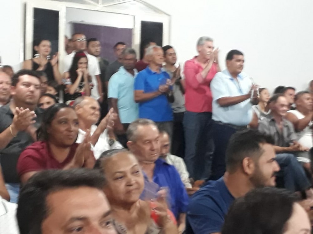 EM CLIMA DE EUFORIA E APLAUSOS, VEREADORES AFASTADOS RETORNAM AOS TRABALHOS