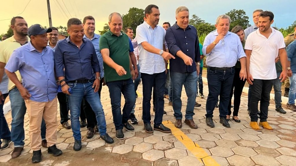 No Bico - Wiston Gomes participa de entrega de obras e fortalece base