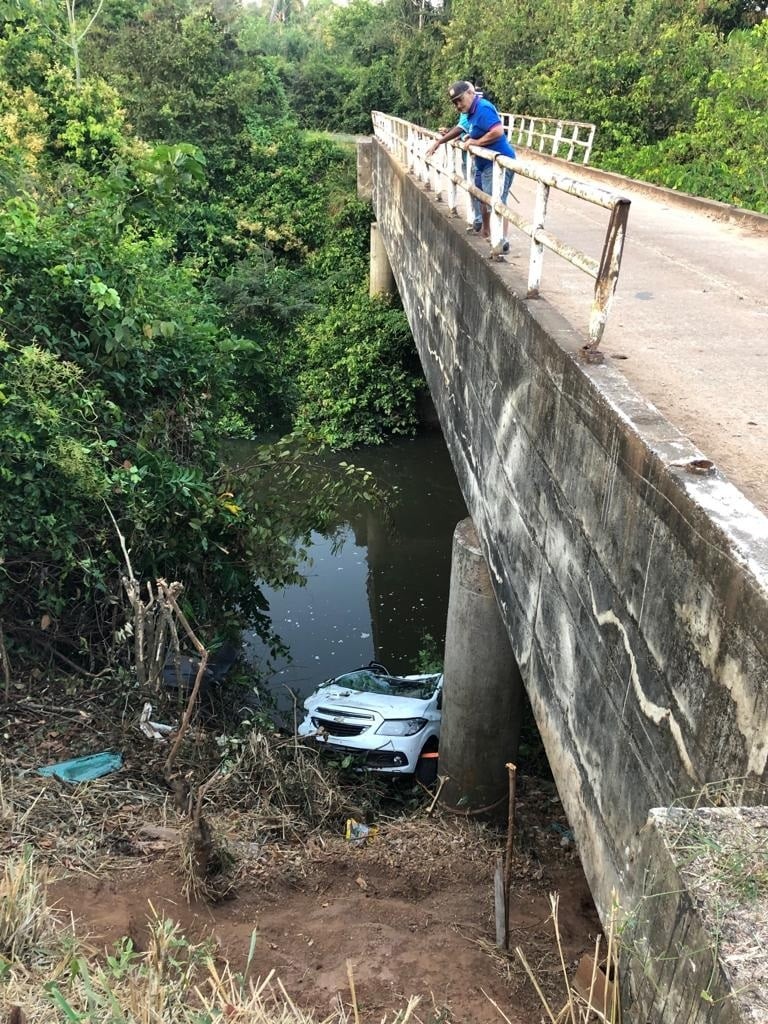 Carro cai de ponte que dar acesso ao IFTO - Araguatins